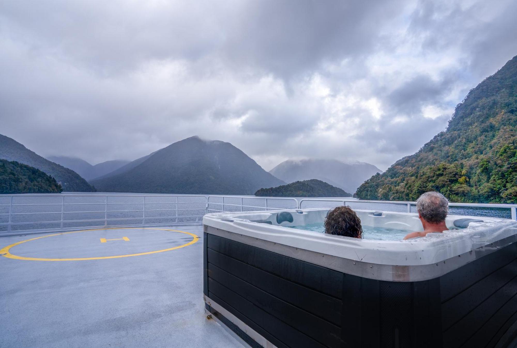 Готель Milford Sound Overnight Cruise - Fiordland Discovery Екстер'єр фото