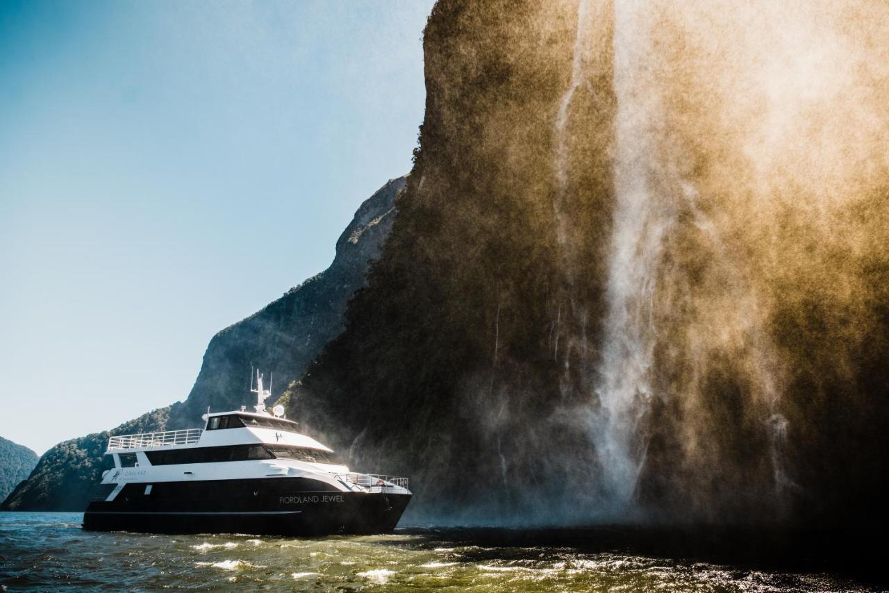 Готель Milford Sound Overnight Cruise - Fiordland Discovery Екстер'єр фото